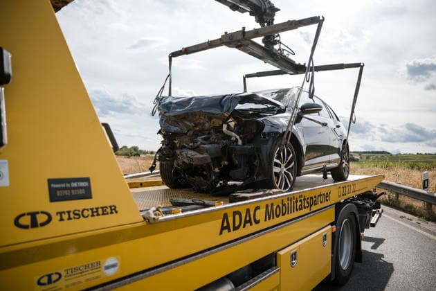 Zwei PKW kollidieren frontal Am 06.07.2026 sind gegen 16:20 Uhr in einer Abfahrt von der B41 bei Bad Kreuznach in Richtung Winzenheim zwei Autos frontal zusammengestoßen. Die beiden Fahrer wurden laut Polizei schwer verletzt und mussten ins Krankenhaus gebracht werden. Die Unfallursache ist bislang unklar. Die Abfahrt ist infolge des Unfalls voll gesperrt. Bad Kreuznach Winzenheim Rheinland Pfalz Deutschland *** Two Cars Collide Head-On On July 6, 2026, at approximately 4:20 p.m., two cars collided head-on on a downhill stretch of the B41 near Bad Kreuznach in the direction of Winzenheim. According to police, both drivers were seriously injured and had to be taken to the hospital. The cause of the accident remains unclear The exit ramp is