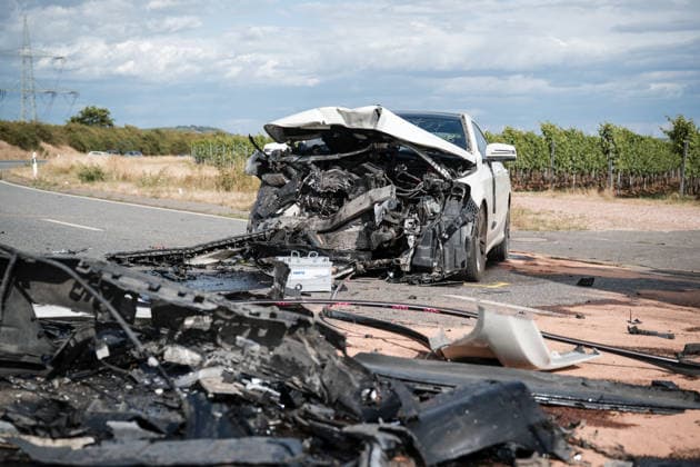Zwei PKW kollidieren frontal Am 06.07.2026 sind gegen 16:20 Uhr in einer Abfahrt von der B41 bei Bad Kreuznach in Richtung Winzenheim zwei Autos frontal zusammengestoßen. Die beiden Fahrer wurden laut Polizei schwer verletzt und mussten ins Krankenhaus gebracht werden. Die Unfallursache ist bislang unklar. Die Abfahrt ist infolge des Unfalls voll gesperrt. Bad Kreuznach Winzenheim Rheinland Pfalz Deutschland *** Two Cars Collide Head-On On July 6, 2026, at approximately 4:20 p.m., two cars collided head-on on a downhill stretch of the B41 near Bad Kreuznach in the direction of Winzenheim. According to police, both drivers were seriously injured and had to be taken to the hospital. The cause of the accident remains unclear The exit ramp is