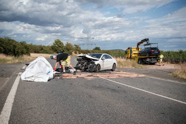 Zwei PKW kollidieren frontal Am 06.07.2026 sind gegen 16:20 Uhr in einer Abfahrt von der B41 bei Bad Kreuznach in Richtung Winzenheim zwei Autos frontal zusammengestoßen. Die beiden Fahrer wurden laut Polizei schwer verletzt und mussten ins Krankenhaus gebracht werden. Die Unfallursache ist bislang unklar. Die Abfahrt ist infolge des Unfalls voll gesperrt. Bad Kreuznach Winzenheim Rheinland Pfalz Deutschland *** Two Cars Collide Head-On On July 6, 2026, at approximately 4:20 p.m., two cars collided head-on on a downhill stretch of the B41 near Bad Kreuznach in the direction of Winzenheim. According to police, both drivers were seriously injured and had to be taken to the hospital. The cause of the accident remains unclear The exit ramp is