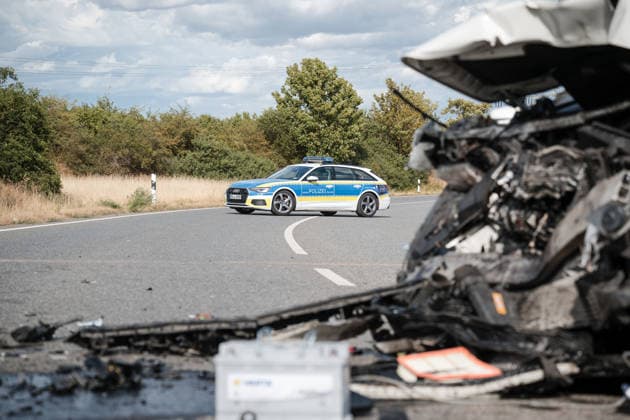 Zwei PKW kollidieren frontal Am 06.07.2026 sind gegen 16:20 Uhr in einer Abfahrt von der B41 bei Bad Kreuznach in Richtung Winzenheim zwei Autos frontal zusammengestoßen. Die beiden Fahrer wurden laut Polizei schwer verletzt und mussten ins Krankenhaus gebracht werden. Die Unfallursache ist bislang unklar. Die Abfahrt ist infolge des Unfalls voll gesperrt. Bad Kreuznach Winzenheim Rheinland Pfalz Deutschland *** Two Cars Collide Head-On On July 6, 2026, at approximately 4:20 p.m., two cars collided head-on on a downhill stretch of the B41 near Bad Kreuznach in the direction of Winzenheim. According to police, both drivers were seriously injured and had to be taken to the hospital. The cause of the accident remains unclear The exit ramp is
