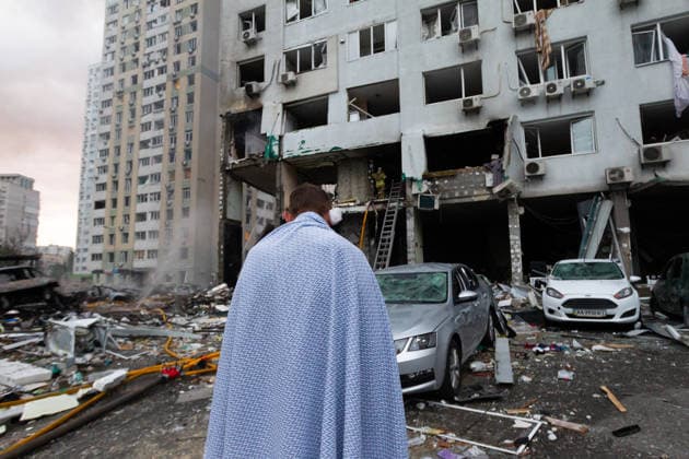 RECORD DATE NOT STATED A man wrapped in a blanket stands outside a multi-storey residential building damaged in a massive combined Russian attack, Kyiv, Ukraine, on July 6, 2026. Russian forces launched a large-scale attack on the capital using ballistic and cruise missiles as well as attack drones, causing destruction to apartment buildings and civilian infrastructure across several districts of the city. The Podilskyi district suffered the most severe damage. At least 11 people were killed and 46 others were injured (Photo by Kyrylo Chubotin Ukrinform) Russia launches another massive strike on Kyiv  Copyright: xKyryloxChubotinx