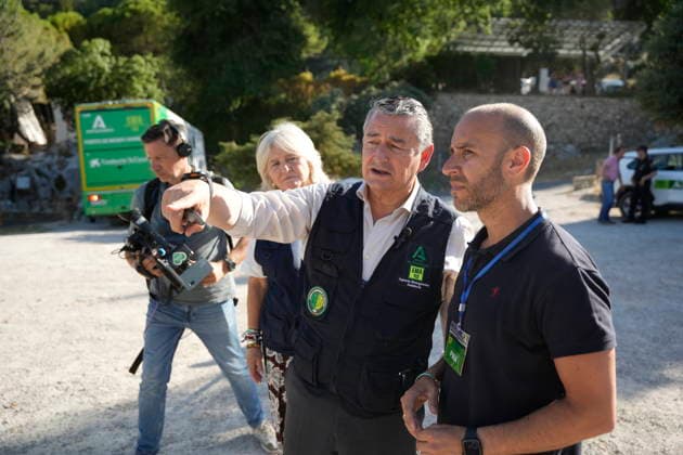 A wildfire in Grazalema, Cádiz, has forced the evacuation of the Hotel Fuerte and triggered Emergency Phase 1. The acting Regional Minister of Health, the Presidency, and Emergencies for the Regional Government of Andalusia, Antonio Sanz i, along with the mayor of Grazalema, Carlos Javier García d, are coordinating emergency efforts at the forward command post for the Grazalema wildfire on July 6, 2026, in Grazalema, Cádiz, Andalusia, Spain. A dozen aerial resources, including helicopters and airplanes, are working to combat the wildfire that broke out in the municipality of Grazalema, Cádiz, specifically in the El Alamillo area, which has forced the evacuation of the Hotel Fuerte and led to the emergency phase being raised to Operational  Copyright: xJoaquinxCorcherox 7649915