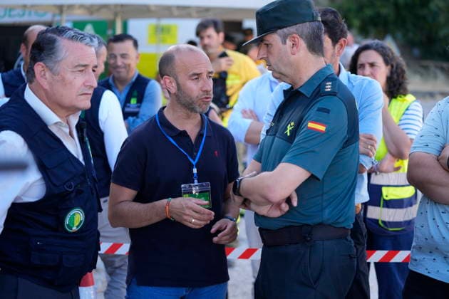 A wildfire in Grazalema, Cádiz, has forced the evacuation of the Hotel Fuerte and triggered Emergency Phase 1. The acting Regional Minister of Health, the Presidency, and Emergencies for the Regional Government of Andalusia, Antonio Sanz i, along with the mayor of Grazalema, Carlos Javier García c, are coordinating emergency efforts at the forward command post for the Grazalema wildfire on July 6, 2026, in Grazalema, Cádiz, Andalusia, Spain. A dozen aerial resources, including helicopters and airplanes, are working to combat the wildfire that broke out in the municipality of Grazalema, Cádiz, specifically in the El Alamillo area, which has forced the evacuation of the Hotel Fuerte and led to the emergency phase being raised to Operational  Copyright: xJoaquinxCorcherox 7649918