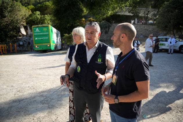 A wildfire in Grazalema, Cádiz, has forced the evacuation of the Hotel Fuerte and triggered Emergency Phase 1. The acting Regional Minister of Health, the Presidency, and Emergencies for the Regional Government of Andalusia, Antonio Sanz i, along with the mayor of Grazalema, Carlos Javier García d, are coordinating emergency efforts at the forward command post for the Grazalema wildfire on July 6, 2026, in Grazalema, Cádiz, Andalusia, Spain. A dozen aerial resources, including helicopters and airplanes, are working to combat the wildfire that broke out in the municipality of Grazalema, Cádiz, specifically in the El Alamillo area, which has forced the evacuation of the Hotel Fuerte and led to the emergency phase being raised to Operational  Copyright: xJoaquinxCorcherox 7649914