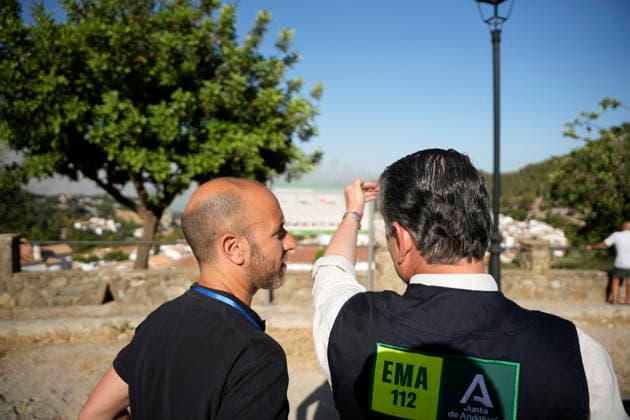 A wildfire in Grazalema, Cádiz, has forced the evacuation of the Hotel Fuerte and triggered Emergency Phase 1. The acting Regional Minister of Health, the Presidency, and Emergencies for the Regional Government of Andalusia, Antonio Sanz d, along with the mayor of Grazalema, Carlos Javier García i, are coordinating emergency efforts at the forward command post for the Grazalema forest fire on July 6, 2026, in Grazalema, Cádiz, Andalusia, Spain. A dozen aerial resources, including helicopters and airplanes, are working to combat the wildfire that broke out in the municipality of Grazalema, Cádiz, specifically in the El Alamillo area, which has forced the evacuation of the Hotel Fuerte and led to the emergency phase being raised to Operation  Copyright: xJoaquinxCorcherox 7649937