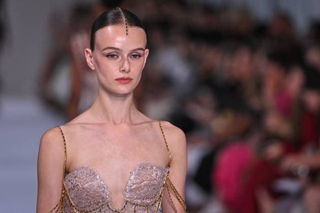 PFW - Tamara Ralph Runway in Paris FA A model walks the runway the Autumn-Winter 2027 2028 couture collection by Tamara Ralph during the Paris Fashion Week, on July 6, 2026. Photo by Firas Abdullah ABACAPRESS.COM Paris Ile-de-France France  Copyright: xAbdullahxFiras ABACAx