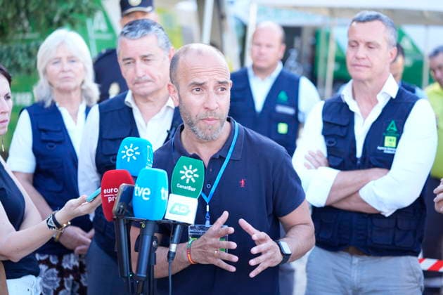 A wildfire in Grazalema, Cádiz, forces the evacuation of the Hotel Fuerte and triggers Emergency Phase 1. The mayor of Grazalema, Carlos Javier García, speaks to the media at the forward command post for the Grazalema wildfire. July 6, 2026, in Grazalema, Cádiz, Andalusia, Spain A dozen aerial resources, including helicopters and airplanes, are working to combat the wildfire that broke out in the municipality of Grazalema, Cádiz, specifically in the El Alamillo area, which has forced the evacuation of the Hotel Fuerte and led to the emergency phase being raised to Operational Phase 1. July 6, 2026. Joaquí. Grazalema, Cádiz, Andalusia, Spain. Grazalema, Cádiz, Andalusia, Spain. Spain  Copyright: xJoaquinxCorcherox 7649941