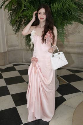 Han So-hee at the Christian Dior Fashion Show, Fall Winter 2026–2027 Haute Couture Collection Photocall, as part of Paris Fashion Week, France, July 6, 2026 Bertrand Rindoff Bestimage Christian Dior Haute Couture Fall Winter 2026–2027 show as part of Paris Fashion Week on July 6, 2026, in Paris, France Paris, France  Copyright: xBERTRANDxRINDOFFxPETROFFx xBESTIMAGExBERTRANDxRINDOFFxPETROFFx xBESTIMAGEx