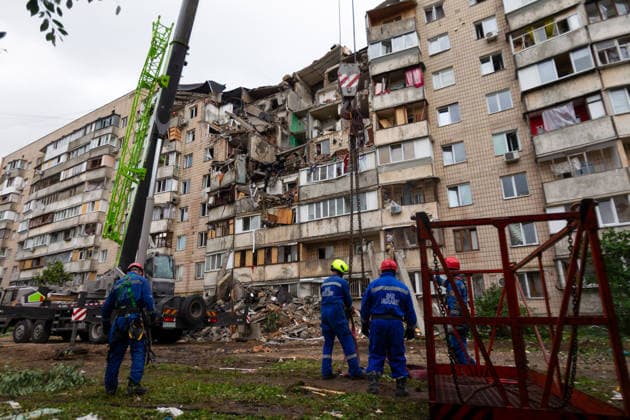 Russian missile hits apartment building in Kyiv™s Podilskyi district Rescuers work during recovery efforts at the site of a nine-storey residential building damaged in a massive combined Russian attack in Kyiv™s Podilskyi district, Ukraine, on July 6, 2026. Russian forces launched a large-scale attack on the capital using ballistic and cruise missiles as well as attack drones, causing destruction to apartment buildings and civilian infrastructure across several districts of the city. The Podilskyi district suffered the most severe damage. At least 11 people were killed and 46 others were injured, Credit:Kyrylo Chubotin Ukrinform Avalon Ukraine, Kyiv  Copyright: xKyryloxChubotinx xUkrinformx xAvalonx 1114838922