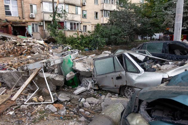 Russian missile hits apartment building in Kyiv™s Podilskyi district A car destroyed in a massive combined Russian attack stands beside a nine-storey residential building damaged in Kyiv™s Podilskyi district, Ukraine, on July 6, 2026. Russian forces launched a large-scale attack on the capital using ballistic and cruise missiles as well as attack drones, causing destruction to apartment buildings and civilian infrastructure across several districts of the city. The Podilskyi district suffered the most severe damage. At least 11 people were killed and 46 others were injured, Credit:Kyrylo Chubotin Ukrinform Avalon Ukraine, Kyiv  Copyright: xKyryloxChubotinx xUkrinformx xAvalonx 1114838977