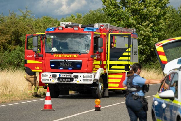 Schwerer Frontalzusammenstoß auf dem Zubringer zur B41 Bei einem schweren Verkehrsunfall auf dem Zubringer zur B41 aus Richtung der Charles-de-Gaulle-Straße sind am Montag, dem 06.07.2026, zwei Menschen schwer verletzt worden. Nach Angaben der Polizei geriet ein entgegenkommender Pkw im Kurvenbereich aus bislang ungeklärter Ursache auf die Gegenfahrbahn und kollidierte frontal mit einem entgegenkommenden Fahrzeug. Beide Fahrzeugführer im Alter von 47 und 56 Jahren wurden schwer verletzt, befanden sich nach aktuellem Stand jedoch nicht in Lebensgefahr. Sie wurden durch den Rettungsdienst versorgt und in Krankenhäuser transportiert. An beiden Fahrzeugen entstand wirtschaftlicher Totalschaden, zudem wurde die Schutzplanke beschädigt. Fü