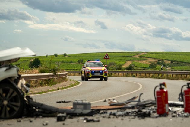 Schwerer Frontalzusammenstoß auf dem Zubringer zur B41 Bei einem schweren Verkehrsunfall auf dem Zubringer zur B41 aus Richtung der Charles-de-Gaulle-Straße sind am Montag, dem 06.07.2026, zwei Menschen schwer verletzt worden. Nach Angaben der Polizei geriet ein entgegenkommender Pkw im Kurvenbereich aus bislang ungeklärter Ursache auf die Gegenfahrbahn und kollidierte frontal mit einem entgegenkommenden Fahrzeug. Beide Fahrzeugführer im Alter von 47 und 56 Jahren wurden schwer verletzt, befanden sich nach aktuellem Stand jedoch nicht in Lebensgefahr. Sie wurden durch den Rettungsdienst versorgt und in Krankenhäuser transportiert. An beiden Fahrzeugen entstand wirtschaftlicher Totalschaden, zudem wurde die Schutzplanke beschädigt. Fü