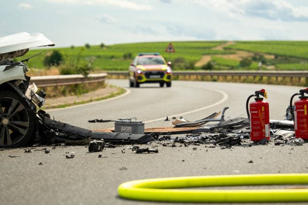 Schwerer Frontalzusammenstoß auf dem Zubringer zur B41 Bei einem schweren Verkehrsunfall auf dem Zubringer zur B41 aus Richtung der Charles-de-Gaulle-Straße sind am Montag, dem 06.07.2026, zwei Menschen schwer verletzt worden. Nach Angaben der Polizei geriet ein entgegenkommender Pkw im Kurvenbereich aus bislang ungeklärter Ursache auf die Gegenfahrbahn und kollidierte frontal mit einem entgegenkommenden Fahrzeug. Beide Fahrzeugführer im Alter von 47 und 56 Jahren wurden schwer verletzt, befanden sich nach aktuellem Stand jedoch nicht in Lebensgefahr. Sie wurden durch den Rettungsdienst versorgt und in Krankenhäuser transportiert. An beiden Fahrzeugen entstand wirtschaftlicher Totalschaden, zudem wurde die Schutzplanke beschädigt. Fü