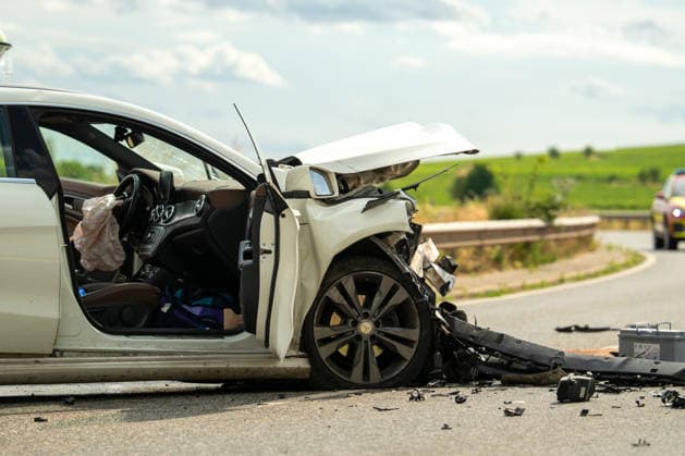 Schwerer Frontalzusammenstoß auf dem Zubringer zur B41 Bei einem schweren Verkehrsunfall auf dem Zubringer zur B41 aus Richtung der Charles-de-Gaulle-Straße sind am Montag, dem 06.07.2026, zwei Menschen schwer verletzt worden. Nach Angaben der Polizei geriet ein entgegenkommender Pkw im Kurvenbereich aus bislang ungeklärter Ursache auf die Gegenfahrbahn und kollidierte frontal mit einem entgegenkommenden Fahrzeug. Beide Fahrzeugführer im Alter von 47 und 56 Jahren wurden schwer verletzt, befanden sich nach aktuellem Stand jedoch nicht in Lebensgefahr. Sie wurden durch den Rettungsdienst versorgt und in Krankenhäuser transportiert. An beiden Fahrzeugen entstand wirtschaftlicher Totalschaden, zudem wurde die Schutzplanke beschädigt. Fü