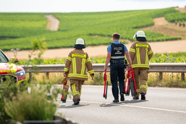 Schwerer Frontalzusammenstoß auf dem Zubringer zur B41 Bei einem schweren Verkehrsunfall auf dem Zubringer zur B41 aus Richtung der Charles-de-Gaulle-Straße sind am Montag, dem 06.07.2026, zwei Menschen schwer verletzt worden. Nach Angaben der Polizei geriet ein entgegenkommender Pkw im Kurvenbereich aus bislang ungeklärter Ursache auf die Gegenfahrbahn und kollidierte frontal mit einem entgegenkommenden Fahrzeug. Beide Fahrzeugführer im Alter von 47 und 56 Jahren wurden schwer verletzt, befanden sich nach aktuellem Stand jedoch nicht in Lebensgefahr. Sie wurden durch den Rettungsdienst versorgt und in Krankenhäuser transportiert. An beiden Fahrzeugen entstand wirtschaftlicher Totalschaden, zudem wurde die Schutzplanke beschädigt. Fü