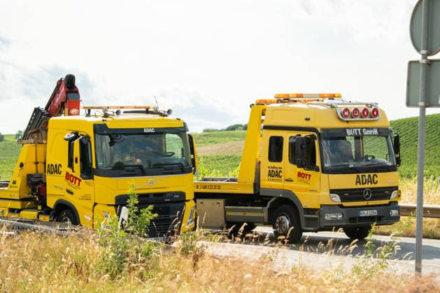 Schwerer Frontalzusammenstoß auf dem Zubringer zur B41 Bei einem schweren Verkehrsunfall auf dem Zubringer zur B41 aus Richtung der Charles-de-Gaulle-Straße sind am Montag, dem 06.07.2026, zwei Menschen schwer verletzt worden. Nach Angaben der Polizei geriet ein entgegenkommender Pkw im Kurvenbereich aus bislang ungeklärter Ursache auf die Gegenfahrbahn und kollidierte frontal mit einem entgegenkommenden Fahrzeug. Beide Fahrzeugführer im Alter von 47 und 56 Jahren wurden schwer verletzt, befanden sich nach aktuellem Stand jedoch nicht in Lebensgefahr. Sie wurden durch den Rettungsdienst versorgt und in Krankenhäuser transportiert. An beiden Fahrzeugen entstand wirtschaftlicher Totalschaden, zudem wurde die Schutzplanke beschädigt. Fü