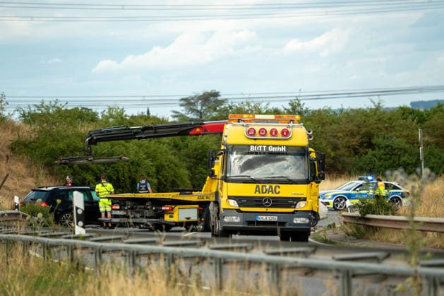 Schwerer Frontalzusammenstoß auf dem Zubringer zur B41 Bei einem schweren Verkehrsunfall auf dem Zubringer zur B41 aus Richtung der Charles-de-Gaulle-Straße sind am Montag, dem 06.07.2026, zwei Menschen schwer verletzt worden. Nach Angaben der Polizei geriet ein entgegenkommender Pkw im Kurvenbereich aus bislang ungeklärter Ursache auf die Gegenfahrbahn und kollidierte frontal mit einem entgegenkommenden Fahrzeug. Beide Fahrzeugführer im Alter von 47 und 56 Jahren wurden schwer verletzt, befanden sich nach aktuellem Stand jedoch nicht in Lebensgefahr. Sie wurden durch den Rettungsdienst versorgt und in Krankenhäuser transportiert. An beiden Fahrzeugen entstand wirtschaftlicher Totalschaden, zudem wurde die Schutzplanke beschädigt. Fü