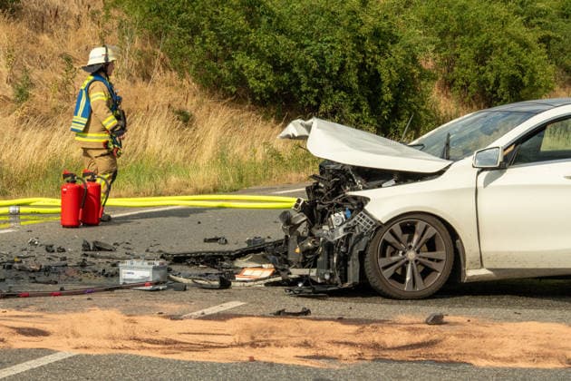 Schwerer Frontalzusammenstoß auf dem Zubringer zur B41 Bei einem schweren Verkehrsunfall auf dem Zubringer zur B41 aus Richtung der Charles-de-Gaulle-Straße sind am Montag, dem 06.07.2026, zwei Menschen schwer verletzt worden. Nach Angaben der Polizei geriet ein entgegenkommender Pkw im Kurvenbereich aus bislang ungeklärter Ursache auf die Gegenfahrbahn und kollidierte frontal mit einem entgegenkommenden Fahrzeug. Beide Fahrzeugführer im Alter von 47 und 56 Jahren wurden schwer verletzt, befanden sich nach aktuellem Stand jedoch nicht in Lebensgefahr. Sie wurden durch den Rettungsdienst versorgt und in Krankenhäuser transportiert. An beiden Fahrzeugen entstand wirtschaftlicher Totalschaden, zudem wurde die Schutzplanke beschädigt. Fü