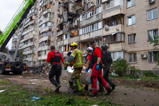 Russian missile hits apartment building in Kyiv?s Podilskyi district Rescuers work during recovery efforts at the site of a nine-storey residential building damaged in a large-scale military operation in Kyiv s Podilskyi district, Ukraine, on July 6, 2026. Forces launched ballistic and cruise missiles, as well as drones, causing destruction to apartment buildings and civilian infrastructure across several districts of the city. The Podilskyi district suffered the most severe damage. At least 11 people are reported killed and 46 others injured. Kyiv Ukraine  Copyright: xKyryloxChubotinx originalFilename: ukrinform-russianm260706_npamb.jpg
