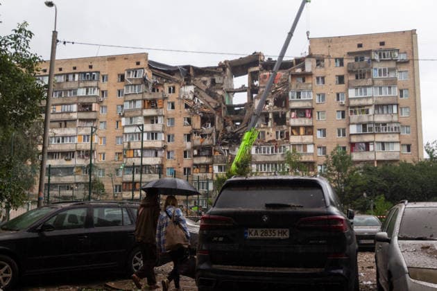 Russian missile hits apartment building in Kyiv?s Podilskyi district Heavy machinery operates during recovery efforts at the site of a nine-storey residential building damaged in a large-scale military operation in Kyiv s Podilskyi district, Ukraine, on July 6, 2026. Forces launched ballistic and cruise missiles, as well as drones, causing destruction to apartment buildings and civilian infrastructure across several districts of the city. The Podilskyi district suffered the most severe damage. At least 11 people are killed and 46 others are injured. Kyiv Ukraine  Copyright: xKyryloxChubotinx originalFilename: ukrinform-russianm260706_npqxf.jpg