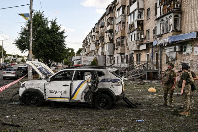 RECORD DATE NOT STATED A damaged police car stands near a five-storey residential building hit in a Russian guided bomb attack in Zaporizhzhia, Ukraine, on July 5, 2026. Russian forces struck the city with two guided aerial bombs. One bomb hit near a multi-storey residential building, while the other struck a private residential area. The attack damaged 35 apartments in the apartment building and destroyed private homes. More than ten people were injured, and a police officer was killed (Photo by Dmytro Smolienko Ukrinform) Russian forces strike Zaporizhzhia with two guided bombs  Copyright: xDmytroxSmolienkox