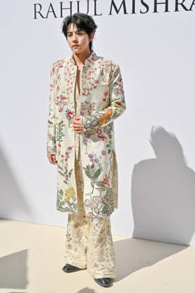 PFW Haute Couture Rahul Mishra Photocall JR Yun Qi attending the Rahul Mishra photocall during Haute Couture Fashion Week in Paris, France, on 6 July 2026. Photo by Julien Reynaud APS-Medias ABACAPRESS.COM Paris France  Copyright: xReynaudxJulien APS-Medias ABACAx