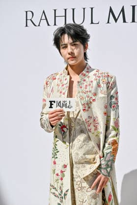 PFW Haute Couture Rahul Mishra Photocall JR Yun Qi attending the Rahul Mishra photocall during Haute Couture Fashion Week in Paris, France, on 6 July 2026. Photo by Julien Reynaud APS-Medias ABACAPRESS.COM Paris France  Copyright: xReynaudxJulien APS-Medias ABACAx