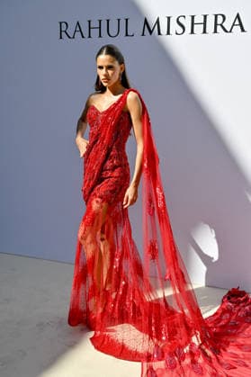 PFW Haute Couture Rahul Mishra Photocall JR Dy Miryan attending the Rahul Mishra photocall during Haute Couture Fashion Week in Paris, France, on 6 July 2026. Photo by Julien Reynaud APS-Medias ABACAPRESS.COM Paris France  Copyright: xReynaudxJulien APS-Medias ABACAx
