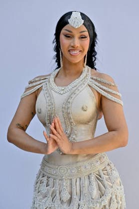 PFW Haute Couture Rahul Mishra Photocall JR Cardi B attending the Rahul Mishra photocall during Haute Couture Fashion Week in Paris, France, on 6 July 2026. Photo by Julien Reynaud APS-Medias ABACAPRESS.COM Paris France  Copyright: xReynaudxJulien APS-Medias ABACAx