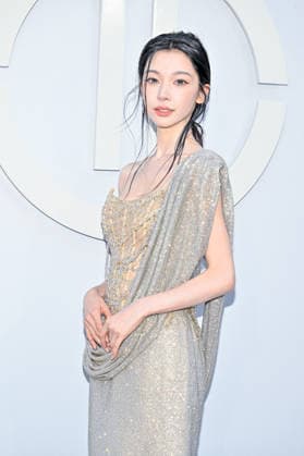 PFW Haute Couture Tony Ward Photocall JR Mengling Yi attending the Tony Ward photocall during Haute Couture Fashion Week in Paris, France, on 6 July 2026. Photo by Julien Reynaud APS-Medias ABACAPRESS.COM Paris France  Copyright: xReynaudxJulien APS-Medias ABACAx