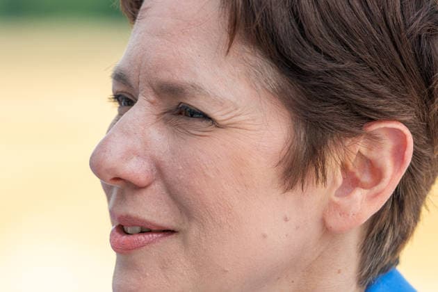 Einsatz Künstlicher Intelligenz in der Landwirtschaft. Im Bild die Ministerin für Landwirtschaft und Verbraucherschutz des Landes Nordrhein-Westfalen Silke Gorißen. Im Rahmen der Tour Starke Zukunft in Nordrhein-Westfalen: KI in Landwirtschaft und Wald besuchte die Ministerin auf ihrer vierten Station das Zukunftslabor der Agrar-, Ernährungs- und Ingenieurwissenschaftlichen Fakultät der Universität Bonn (AEI) auf dem Campus Klein-Altendorf in Rheinbach. Hier ein Close-Up. *** The Use of Artificial Intelligence in Agriculture Pictured here is Silke Gorißen, Minister of Agriculture and Consumer Protection for the State of North Rhine-Westphalia. As part of the Strong Future in North Rhine-Westphalia: AI in Agriculture and Fore