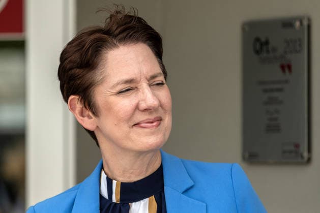Einsatz Künstlicher Intelligenz in der Landwirtschaft. Im Bild die Ministerin für Landwirtschaft und Verbraucherschutz des Landes Nordrhein-Westfalen Silke Gorißen. Im Rahmen der Tour Starke Zukunft in Nordrhein-Westfalen: KI in Landwirtschaft und Wald besuchte die Ministerin auf ihrer vierten Station das Zukunftslabor der Agrar-, Ernährungs- und Ingenieurwissenschaftlichen Fakultät der Universität Bonn (AEI) auf dem Campus Klein-Altendorf in Rheinbach. *** The Use of Artificial Intelligence in Agriculture Pictured here is Silke Gorißen, Minister of Agriculture and Consumer Protection for the State of North Rhine-Westphalia. As part of the Strong Future in North Rhine-Westphalia: AI in Agriculture and Forestry tour, the min