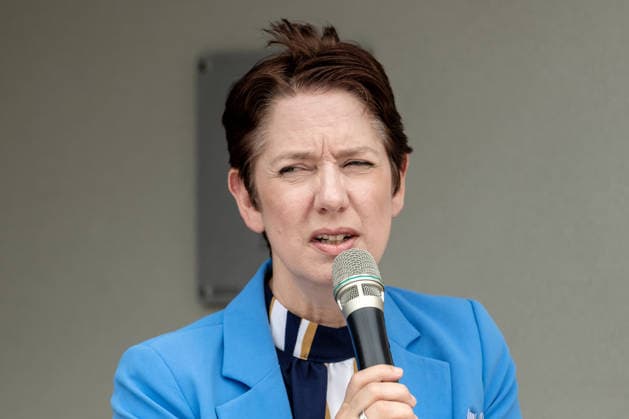 Einsatz Künstlicher Intelligenz in der Landwirtschaft. Im Bild die Ministerin für Landwirtschaft und Verbraucherschutz des Landes Nordrhein-Westfalen Silke Gorißen. Im Rahmen der Tour Starke Zukunft in Nordrhein-Westfalen: KI in Landwirtschaft und Wald besuchte die Ministerin auf ihrer vierten Station das Zukunftslabor der Agrar-, Ernährungs- und Ingenieurwissenschaftlichen Fakultät der Universität Bonn (AEI) auf dem Campus Klein-Altendorf in Rheinbach. *** The Use of Artificial Intelligence in Agriculture Pictured here is Silke Gorißen, Minister of Agriculture and Consumer Protection for the State of North Rhine-Westphalia. As part of the Strong Future in North Rhine-Westphalia: AI in Agriculture and Forestry tour, the min