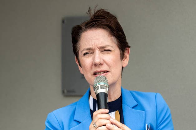 Einsatz Künstlicher Intelligenz in der Landwirtschaft. Im Bild die Ministerin für Landwirtschaft und Verbraucherschutz des Landes Nordrhein-Westfalen Silke Gorißen. Im Rahmen der Tour Starke Zukunft in Nordrhein-Westfalen: KI in Landwirtschaft und Wald besuchte die Ministerin auf ihrer vierten Station das Zukunftslabor der Agrar-, Ernährungs- und Ingenieurwissenschaftlichen Fakultät der Universität Bonn (AEI) auf dem Campus Klein-Altendorf in Rheinbach. *** The Use of Artificial Intelligence in Agriculture Pictured here is Silke Gorißen, Minister of Agriculture and Consumer Protection for the State of North Rhine-Westphalia. As part of the Strong Future in North Rhine-Westphalia: AI in Agriculture and Forestry tour, the min