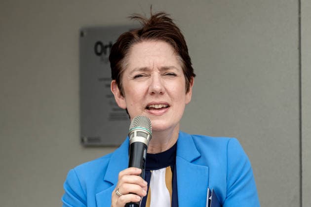 Einsatz Künstlicher Intelligenz in der Landwirtschaft. Im Bild die Ministerin für Landwirtschaft und Verbraucherschutz des Landes Nordrhein-Westfalen Silke Gorißen. Im Rahmen der Tour Starke Zukunft in Nordrhein-Westfalen: KI in Landwirtschaft und Wald besuchte die Ministerin auf ihrer vierten Station das Zukunftslabor der Agrar-, Ernährungs- und Ingenieurwissenschaftlichen Fakultät der Universität Bonn (AEI) auf dem Campus Klein-Altendorf in Rheinbach. *** The Use of Artificial Intelligence in Agriculture Pictured here is Silke Gorißen, Minister of Agriculture and Consumer Protection for the State of North Rhine-Westphalia. As part of the Strong Future in North Rhine-Westphalia: AI in Agriculture and Forestry tour, the min