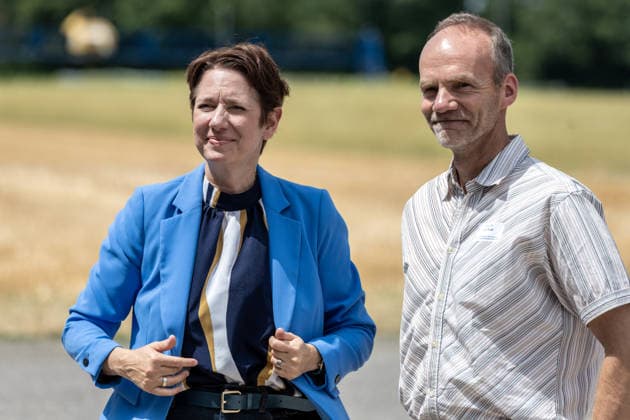 Einsatz Künstlicher Intelligenz in der Landwirtschaft. Im Bild die Ministerin für Landwirtschaft und Verbraucherschutz des Landes Nordrhein-Westfalen Silke Gorißen im Gespräch mit Prof. Dr. Ralf Pude, dem wissenschaftlichen Leiter des Campus Klein-Altendorf. Im Rahmen der Tour Starke Zukunft in Nordrhein-Westfalen: KI in Landwirtschaft und Wald besuchte die Ministerin auf ihrer vierten Station das Zukunftslabor der Agrar-, Ernährungs- und Ingenieurwissenschaftlichen Fakultät der Universität Bonn (AEI) auf dem Campus Klein-Altendorf in Rheinbach. *** The Use of Artificial Intelligence in Agriculture Pictured here is Silke Gorißen, Minister of Agriculture and Consumer Protection for the State of North Rhine-Westphalia, in conv
