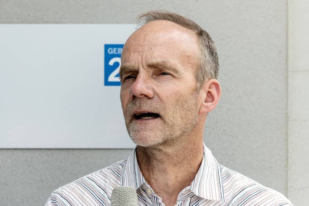 Einsatz Künstlicher Intelligenz in der Landwirtschaft. Im Bild der wissenschaftliche Leiter des Campus Klein-Altendorf. Im Rahmen der Tour Starke Zukunft in Nordrhein-Westfalen: KI in Landwirtschaft und Wald besuchte die Ministerin für Landwirtschaft und Verbraucherschutz des Landes Nordrhein-Westfalen Silke Gorißen auf ihrer vierten Station das Zukunftslabor der Agrar-, Ernährungs- und Ingenieurwissenschaftlichen Fakultät der Universität Bonn (AEI) auf dem Campus Klein-Altendorf in Rheinbach. *** The Use of Artificial Intelligence in Agriculture Pictured: the scientific director of the Klein Altendorf Campus As part of the Strong Future in North Rhine-Westphalia: AI in Agriculture and Forestry tour, Silke Gorißen, Minister