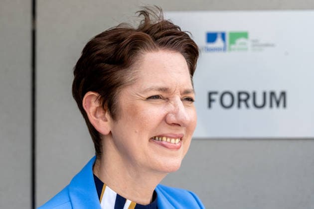 Einsatz Künstlicher Intelligenz in der Landwirtschaft. Im Bild die Ministerin für Landwirtschaft und Verbraucherschutz des Landes Nordrhein-Westfalen Silke Gorißen. Im Rahmen der Tour Starke Zukunft in Nordrhein-Westfalen: KI in Landwirtschaft und Wald besuchte die Ministerin auf ihrer vierten Station das Zukunftslabor der Agrar-, Ernährungs- und Ingenieurwissenschaftlichen Fakultät der Universität Bonn (AEI) auf dem Campus Klein-Altendorf in Rheinbach. *** The Use of Artificial Intelligence in Agriculture Pictured here is Silke Gorißen, Minister of Agriculture and Consumer Protection for the State of North Rhine-Westphalia. As part of the Strong Future in North Rhine-Westphalia: AI in Agriculture and Forestry tour, the min