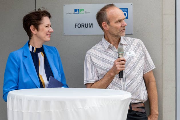 Einsatz Künstlicher Intelligenz in der Landwirtschaft. Im Bild die Ministerin für Landwirtschaft und Verbraucherschutz des Landes Nordrhein-Westfalen Silke Gorißen mit Prof. Dr. Ralf Pude, dem wissenschaftlichen Leiter des Campus Klein-Altendorf. Im Rahmen der Tour Starke Zukunft in Nordrhein-Westfalen: KI in Landwirtschaft und Wald besuchte die Ministerin auf ihrer vierten Station das Zukunftslabor der Agrar-, Ernährungs- und Ingenieurwissenschaftlichen Fakultät der Universität Bonn (AEI) auf dem Campus Klein-Altendorf in Rheinbach. *** The Use of Artificial Intelligence in Agriculture Pictured here are Silke Gorißen, Minister of Agriculture and Consumer Protection for the State of North Rhine-Westphalia, and Prof. Dr. Ralf