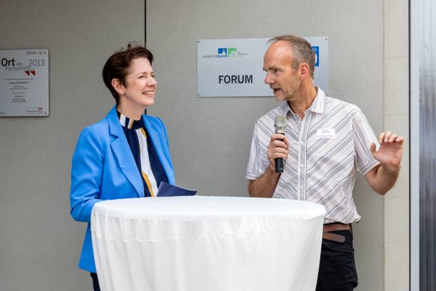 Einsatz Künstlicher Intelligenz in der Landwirtschaft. Im Bild die Ministerin für Landwirtschaft und Verbraucherschutz des Landes Nordrhein-Westfalen Silke Gorißen mit Prof. Dr. Ralf Pude, dem wissenschaftlichen Leiter des Campus Klein-Altendorf. Im Rahmen der Tour Starke Zukunft in Nordrhein-Westfalen: KI in Landwirtschaft und Wald besuchte die Ministerin auf ihrer vierten Station das Zukunftslabor der Agrar-, Ernährungs- und Ingenieurwissenschaftlichen Fakultät der Universität Bonn (AEI) auf dem Campus Klein-Altendorf in Rheinbach. *** The Use of Artificial Intelligence in Agriculture Pictured here are Silke Gorißen, Minister of Agriculture and Consumer Protection for the State of North Rhine-Westphalia, and Prof. Dr. Ralf