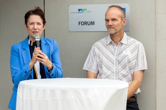 Einsatz Künstlicher Intelligenz in der Landwirtschaft. Im Bild die Ministerin für Landwirtschaft und Verbraucherschutz des Landes Nordrhein-Westfalen Silke Gorißen mit Prof. Dr. Ralf Pude, dem wissenschaftlichen Leiter des Campus Klein-Altendorf. Im Rahmen der Tour Starke Zukunft in Nordrhein-Westfalen: KI in Landwirtschaft und Wald besuchte die Ministerin auf ihrer vierten Station das Zukunftslabor der Agrar-, Ernährungs- und Ingenieurwissenschaftlichen Fakultät der Universität Bonn (AEI) auf dem Campus Klein-Altendorf in Rheinbach. *** The Use of Artificial Intelligence in Agriculture Pictured here are Silke Gorißen, Minister of Agriculture and Consumer Protection for the State of North Rhine-Westphalia, and Prof. Dr. Ralf