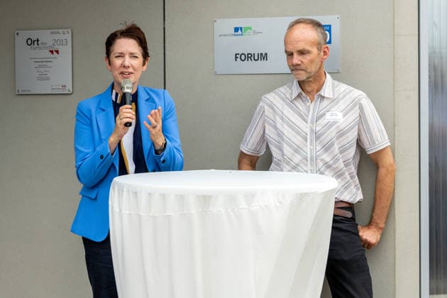 Einsatz Künstlicher Intelligenz in der Landwirtschaft. Im Bild die Ministerin für Landwirtschaft und Verbraucherschutz des Landes Nordrhein-Westfalen Silke Gorißen mit Prof. Dr. Ralf Pude, dem wissenschaftlichen Leiter des Campus Klein-Altendorf. Im Rahmen der Tour Starke Zukunft in Nordrhein-Westfalen: KI in Landwirtschaft und Wald besuchte die Ministerin auf ihrer vierten Station das Zukunftslabor der Agrar-, Ernährungs- und Ingenieurwissenschaftlichen Fakultät der Universität Bonn (AEI) auf dem Campus Klein-Altendorf in Rheinbach. *** The Use of Artificial Intelligence in Agriculture Pictured here are Silke Gorißen, Minister of Agriculture and Consumer Protection for the State of North Rhine-Westphalia, and Prof. Dr. Ralf