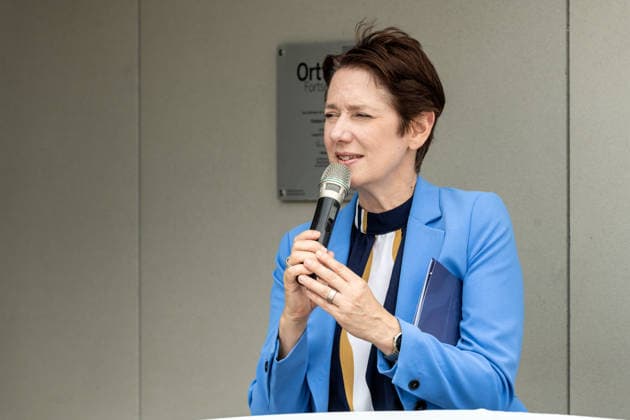 Einsatz Künstlicher Intelligenz in der Landwirtschaft. Im Bild die Ministerin für Landwirtschaft und Verbraucherschutz des Landes Nordrhein-Westfalen Silke Gorißen. Im Rahmen der Tour Starke Zukunft in Nordrhein-Westfalen: KI in Landwirtschaft und Wald besuchte die Ministerin auf ihrer vierten Station das Zukunftslabor der Agrar-, Ernährungs- und Ingenieurwissenschaftlichen Fakultät der Universität Bonn (AEI) auf dem Campus Klein-Altendorf in Rheinbach. *** The Use of Artificial Intelligence in Agriculture Pictured here is Silke Gorißen, Minister of Agriculture and Consumer Protection for the State of North Rhine-Westphalia. As part of the Strong Future in North Rhine-Westphalia: AI in Agriculture and Forestry tour, the min