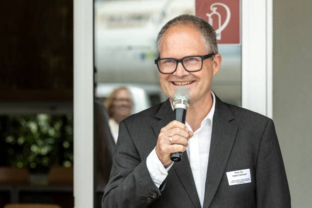 Einsatz Künstlicher Intelligenz in der Landwirtschaft. Im Bild der Dekan der Agrar-, Ernährungs- und Ingenieurwissenschaftlichen Fakultät der Universität Bonn (AEI), Prof. Dr. Heiko Schoof. Im Rahmen der Tour Starke Zukunft in Nordrhein-Westfalen: KI in Landwirtschaft und Wald besuchte die Ministerin für Landwirtschaft und Verbraucherschutz des Landes Nordrhein-Westfalen Silke Gorißen auf ihrer vierten Station das Zukunftslabor der Agrar-, Ernährungs- und Ingenieurwissenschaftlichen Fakultät der Universität Bonn (AEI) auf dem Campus Klein-Altendorf in Rheinbach. *** The Use of Artificial Intelligence in Agriculture Pictured: The Dean of the Faculty of Agricultural, Nutrition, and Engineering at the University of Bonn (AEI)