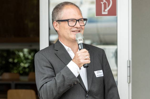 Einsatz Künstlicher Intelligenz in der Landwirtschaft. Im Bild der Dekan der Agrar-, Ernährungs- und Ingenieurwissenschaftlichen Fakultät der Universität Bonn (AEI), Prof. Dr. Heiko Schoof. Im Rahmen der Tour Starke Zukunft in Nordrhein-Westfalen: KI in Landwirtschaft und Wald besuchte die Ministerin für Landwirtschaft und Verbraucherschutz des Landes Nordrhein-Westfalen Silke Gorißen auf ihrer vierten Station das Zukunftslabor der Agrar-, Ernährungs- und Ingenieurwissenschaftlichen Fakultät der Universität Bonn (AEI) auf dem Campus Klein-Altendorf in Rheinbach. *** The Use of Artificial Intelligence in Agriculture Pictured: the Dean of the Faculty of Agricultural, Nutrition, and Engineering at the University of Bonn (AEI)