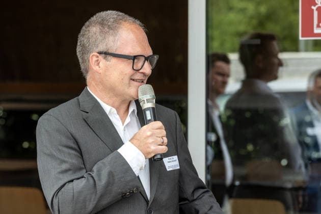 Einsatz Künstlicher Intelligenz in der Landwirtschaft. Im Bild der Dekan der Agrar-, Ernährungs- und Ingenieurwissenschaftlichen Fakultät der Universität Bonn (AEI), Prof. Dr. Heiko Schoof. Im Rahmen der Tour Starke Zukunft in Nordrhein-Westfalen: KI in Landwirtschaft und Wald besuchte die Ministerin für Landwirtschaft und Verbraucherschutz des Landes Nordrhein-Westfalen Silke Gorißen auf ihrer vierten Station das Zukunftslabor der Agrar-, Ernährungs- und Ingenieurwissenschaftlichen Fakultät der Universität Bonn (AEI) auf dem Campus Klein-Altendorf in Rheinbach. *** The Use of Artificial Intelligence in Agriculture Pictured: the Dean of the Faculty of Agricultural, Nutrition, and Engineering at the University of Bonn (AEI)