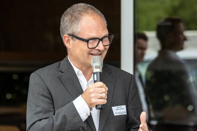 Einsatz Künstlicher Intelligenz in der Landwirtschaft. Im Bild der Dekan der Agrar-, Ernährungs- und Ingenieurwissenschaftlichen Fakultät der Universität Bonn (AEI), Prof. Dr. Heiko Schoof. Im Rahmen der Tour Starke Zukunft in Nordrhein-Westfalen: KI in Landwirtschaft und Wald besuchte die Ministerin für Landwirtschaft und Verbraucherschutz des Landes Nordrhein-Westfalen Silke Gorißen auf ihrer vierten Station das Zukunftslabor der Agrar-, Ernährungs- und Ingenieurwissenschaftlichen Fakultät der Universität Bonn (AEI) auf dem Campus Klein-Altendorf in Rheinbach. *** The Use of Artificial Intelligence in Agriculture Pictured: the Dean of the Faculty of Agricultural, Nutrition, and Engineering at the University of Bonn (AEI)