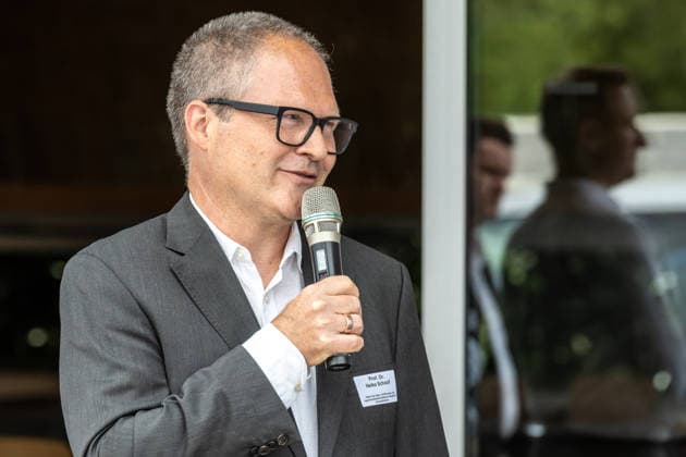 Einsatz Künstlicher Intelligenz in der Landwirtschaft. Im Bild der Dekan der Agrar-, Ernährungs- und Ingenieurwissenschaftlichen Fakultät der Universität Bonn (AEI), Prof. Dr. Heiko Schoof. Im Rahmen der Tour Starke Zukunft in Nordrhein-Westfalen: KI in Landwirtschaft und Wald besuchte die Ministerin für Landwirtschaft und Verbraucherschutz des Landes Nordrhein-Westfalen Silke Gorißen auf ihrer vierten Station das Zukunftslabor der Agrar-, Ernährungs- und Ingenieurwissenschaftlichen Fakultät der Universität Bonn (AEI) auf dem Campus Klein-Altendorf in Rheinbach. *** The Use of Artificial Intelligence in Agriculture Pictured: the Dean of the Faculty of Agricultural, Nutrition, and Engineering at the University of Bonn (AEI)