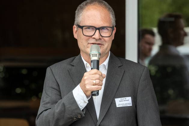 Einsatz Künstlicher Intelligenz in der Landwirtschaft. Im Bild der Dekan der Agrar-, Ernährungs- und Ingenieurwissenschaftlichen Fakultät der Universität Bonn (AEI), Prof. Dr. Heiko Schoof. Im Rahmen der Tour Starke Zukunft in Nordrhein-Westfalen: KI in Landwirtschaft und Wald besuchte die Ministerin für Landwirtschaft und Verbraucherschutz des Landes Nordrhein-Westfalen Silke Gorißen auf ihrer vierten Station das Zukunftslabor der Agrar-, Ernährungs- und Ingenieurwissenschaftlichen Fakultät der Universität Bonn (AEI) auf dem Campus Klein-Altendorf in Rheinbach. *** The Use of Artificial Intelligence in Agriculture Pictured: the Dean of the Faculty of Agricultural, Nutrition, and Engineering at the University of Bonn (AEI)