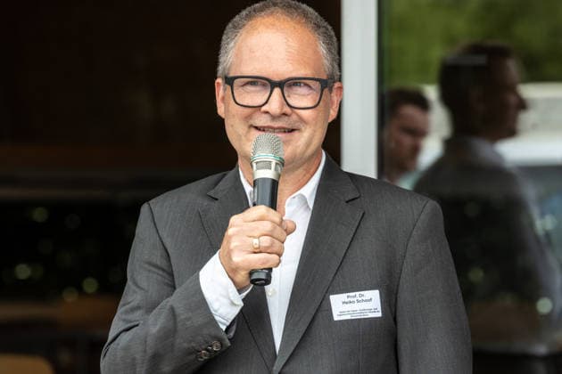 Einsatz Künstlicher Intelligenz in der Landwirtschaft. Im Bild der Dekan der Agrar-, Ernährungs- und Ingenieurwissenschaftlichen Fakultät der Universität Bonn (AEI), Prof. Dr. Heiko Schoof. Im Rahmen der Tour Starke Zukunft in Nordrhein-Westfalen: KI in Landwirtschaft und Wald besuchte die Ministerin für Landwirtschaft und Verbraucherschutz des Landes Nordrhein-Westfalen Silke Gorißen auf ihrer vierten Station das Zukunftslabor der Agrar-, Ernährungs- und Ingenieurwissenschaftlichen Fakultät der Universität Bonn (AEI) auf dem Campus Klein-Altendorf in Rheinbach. *** The Use of Artificial Intelligence in Agriculture Pictured: the Dean of the Faculty of Agricultural, Nutrition, and Engineering at the University of Bonn (AEI)